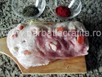 Cotlet de porc la cuptor cu vin preparare reteta - acoperim carnea impanata cu cimbru