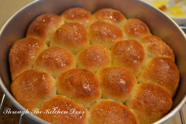 Through The Kitchen Door: Little Butter Buns (also known as Roti Paun)