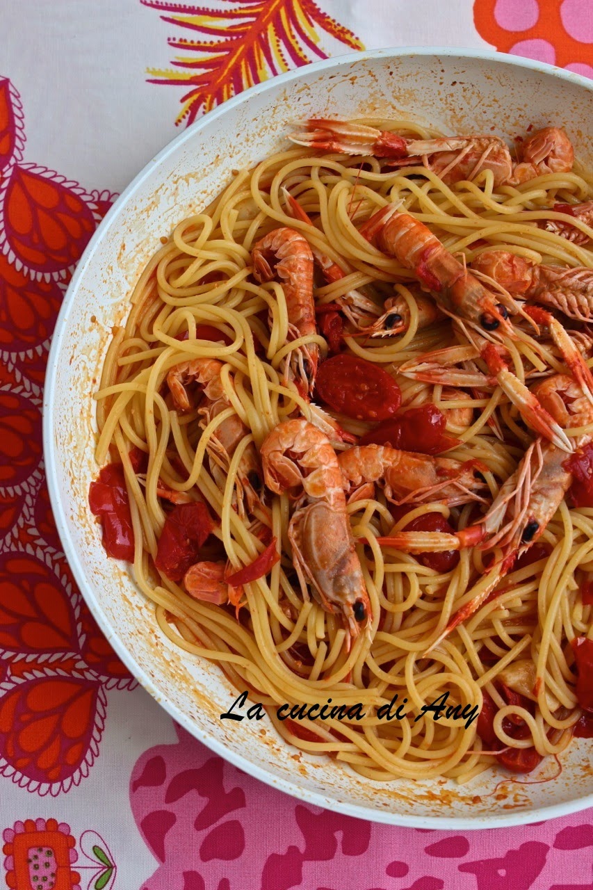 spaghetti con scampi e pomodorino datterino - spaghetti cu langustine si rosioare