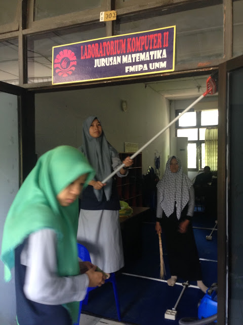 Cleaning Day, Bersih-Berih di Laboratorium