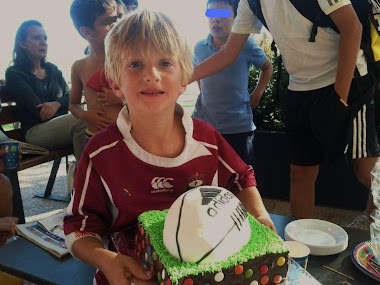 tarta de rugby en manos de un campeón