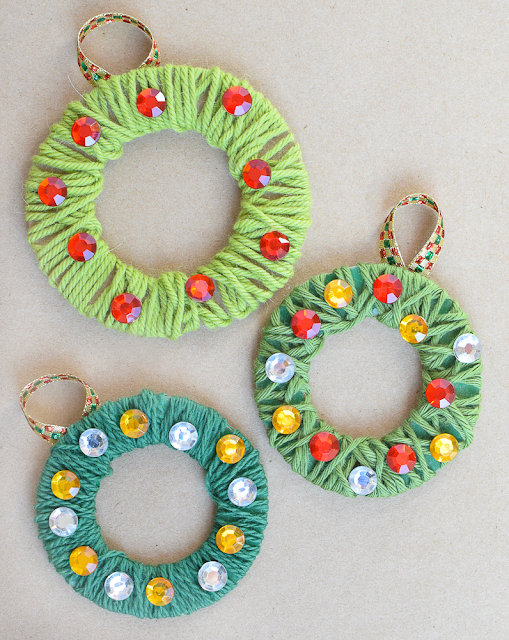 Yarn Wrapped Christmas Wreath Ornament Craft For Kids.  Fun and easy craft for preschool, kindergarten, or elementary.  Great fine motor work, with simple set-up for class parties.
