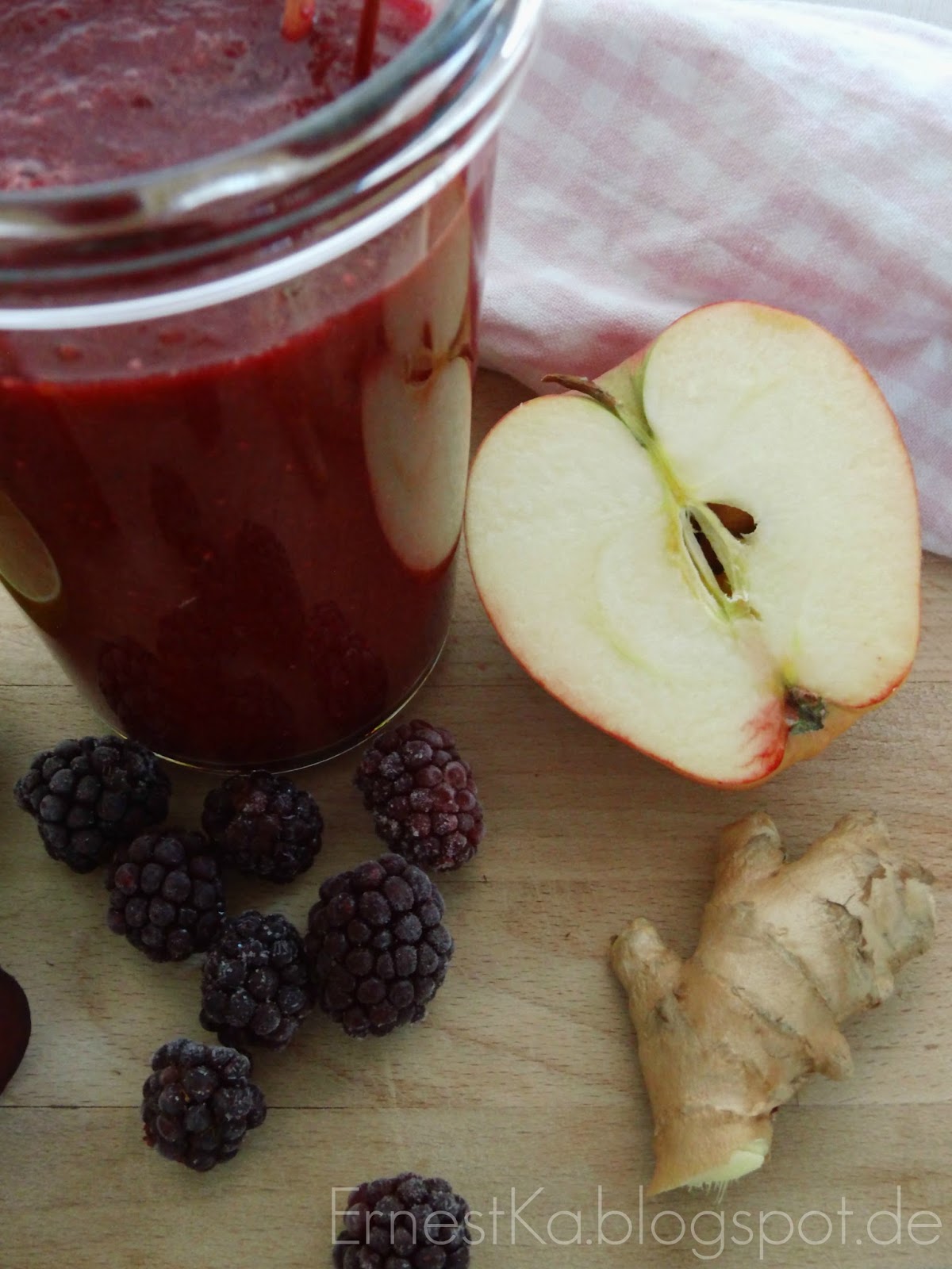 ErnestKa: Gute Laune im Glas- Roter Smoothie mit Beeren und Beete