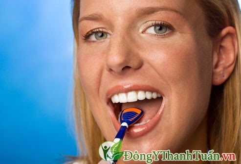 Làm sạch lưỡi giúp phòng ngừa hôi miệng