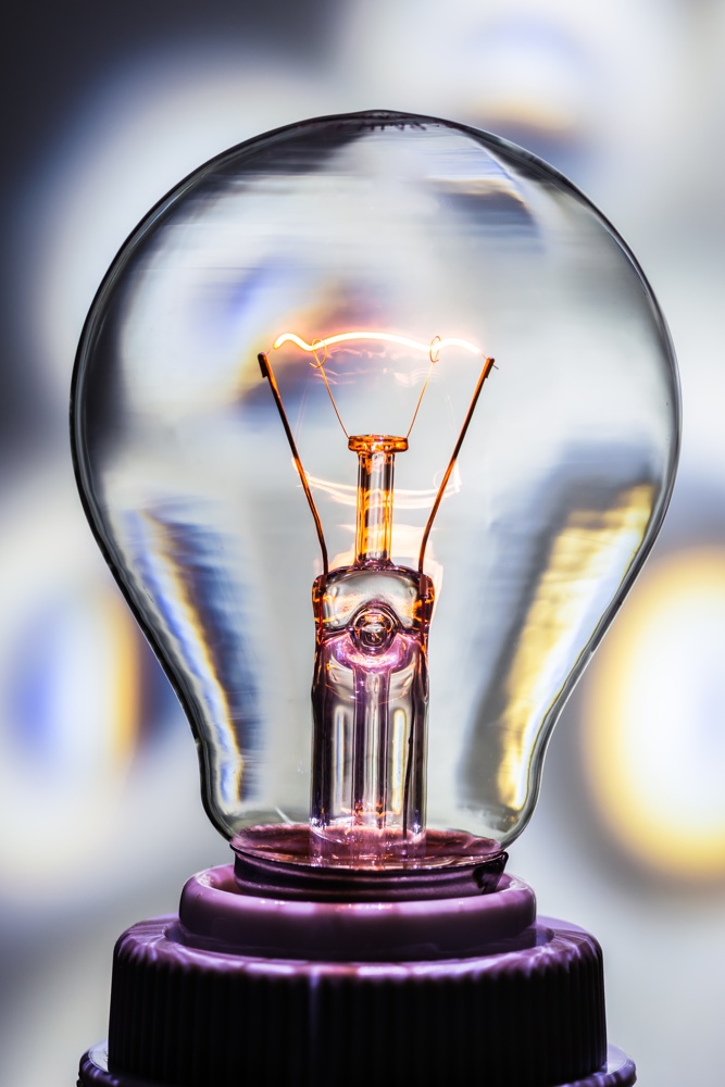IL GENIO…DELLA LAMPADA A INCANDESCENZA UN VITTORIOSO RITORNO DAL PASSATO. LA LUNGA IL GENIO…DELLA LAMPADA A INCANDESCENZA UN VITTORIOSO RITORNO DAL PASSATO. LA LUNGA