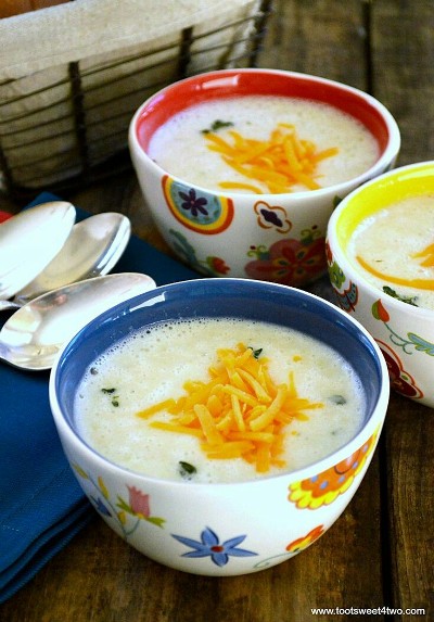 Sup kentang tumbuk yang semakin gurih oleh bawang putih.