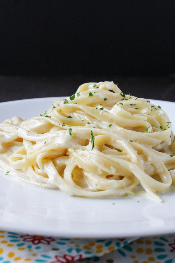 With just a handful of fresh ingredients and 30 minutes of time, you can have this creamy and delicious Homemade Fettuccine Alfredo on the dinner table!