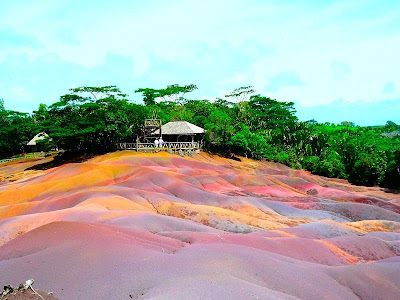 Subhanalaah, Indahnya Bukit Pasir 7 Warna Di Pulau Mauritius Ini... [ www.BlogApaAja.com ]