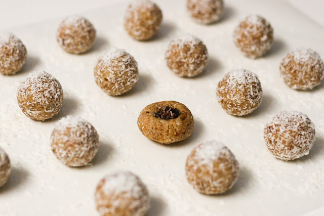 Raw Cacao Surprise Balls - 5 ingredients Raw Cacao Surprise Balls - 5 ingredients