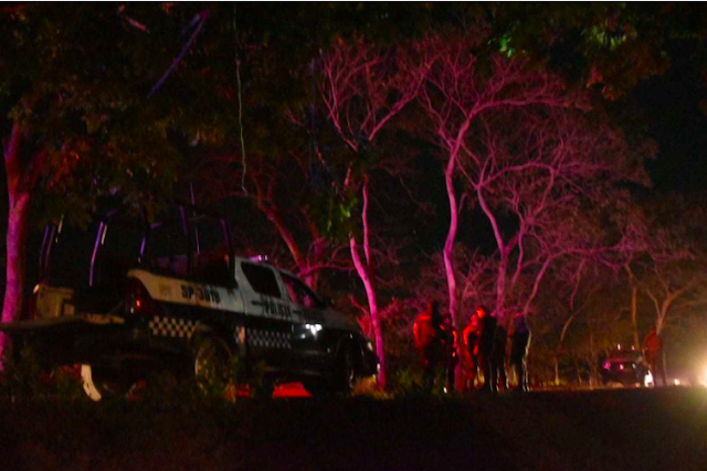 Comando armado con camionetas blindadas ataca a policías en SanJuanEvangelista; hay 1 oficial muerto, 3 heridos y 2 