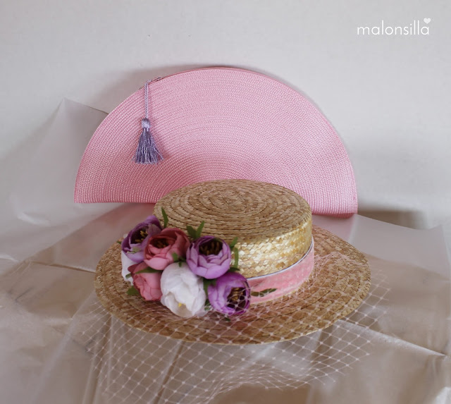 Sombrero de paja de copa baja con peonías rosa, lila y blanco, velo y bolso abanico en rosa y malva