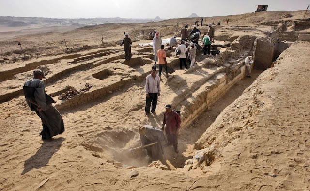 Ancient Egyptian boat discovered near pyramids