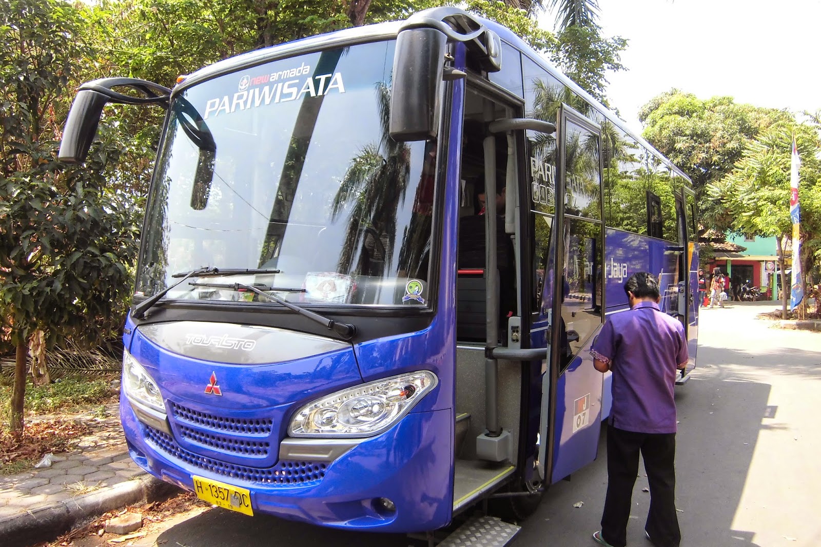 Mengarungi Sejarah dan Panorama: Eksistensi Bus Pariwisata Ambarawa