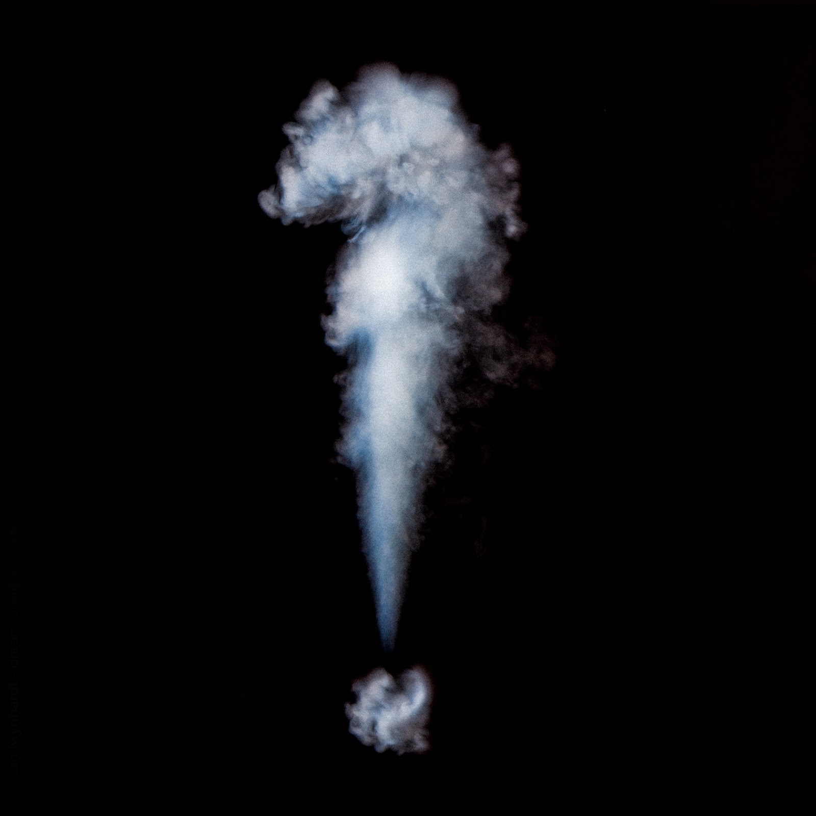 пар дым. струя дыма. струя дыма на черном фоне. клубы дыма на черном фоне. струя дыма.