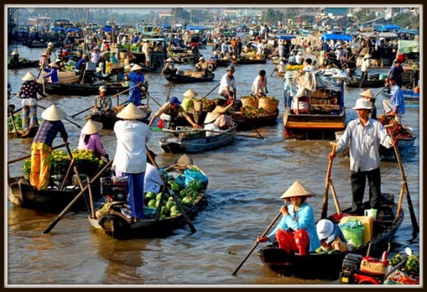 A busy and crowded scene at Cai Be floating market