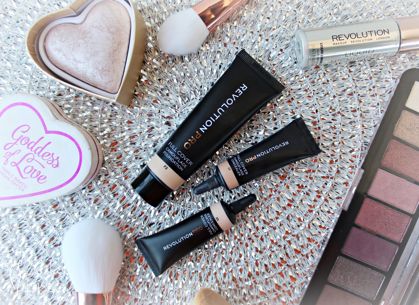 REVOLUTION PRO Nowości do makijażu Full Cover Camouflage Foundation & Concealer, Foundation