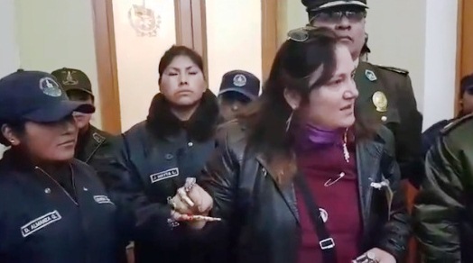 La líder de Mujeres Creando acorralada por una docena de guardias ediles 