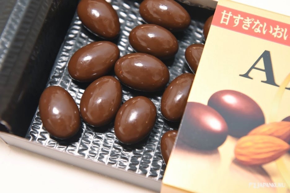 JAPANKURU Favorite Japanese Snack ♪ LOTTE Almond Chocolate giving us