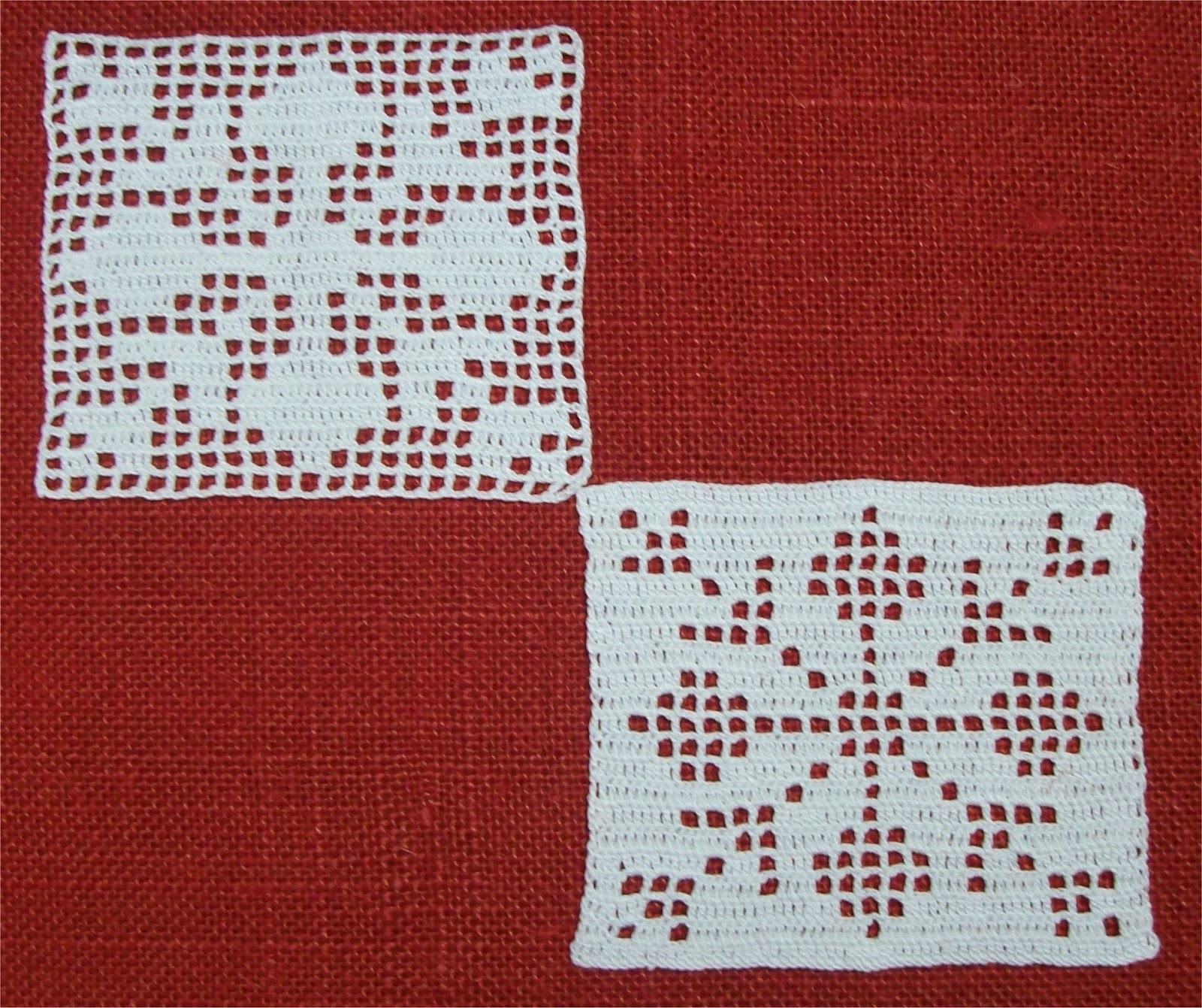 Daniela Mendola Filet Crochet Squares Christmas patterns Mattonelle