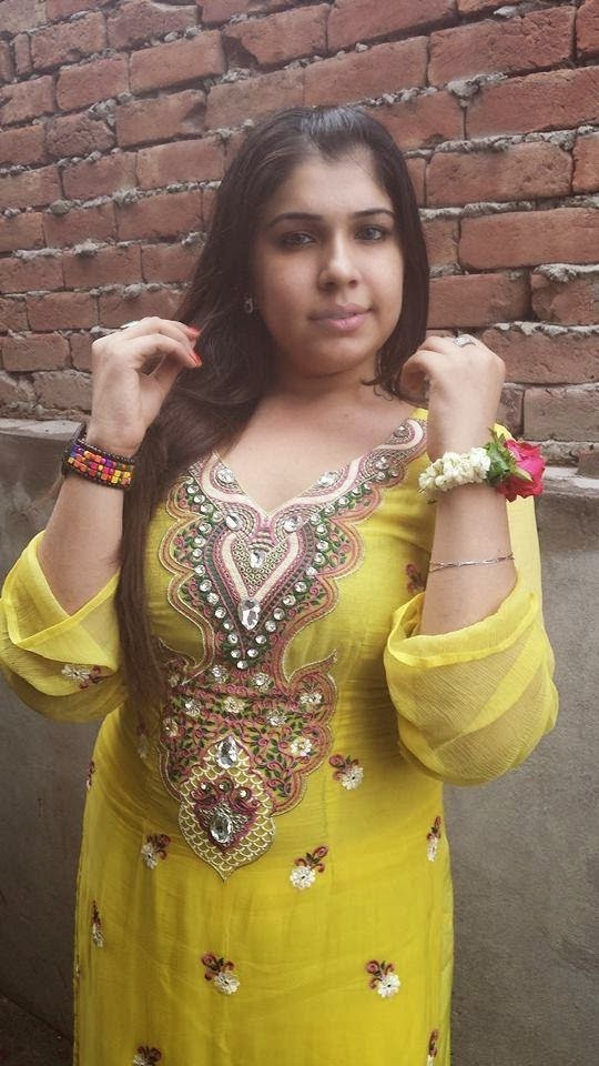 Real Desi Indian Beautiful Bhabhis And Aunties Images Big Boobs Pakistani Bhabhi In Yellow Dress