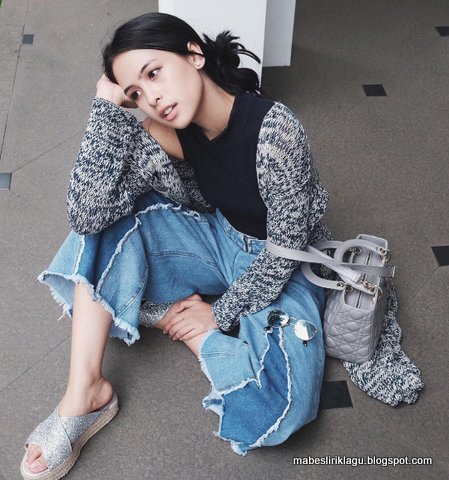 Maudy Ayunda - Satu Bintang di Langit Kelam Maudy Ayunda - Satu Bintang di Langit Kelam