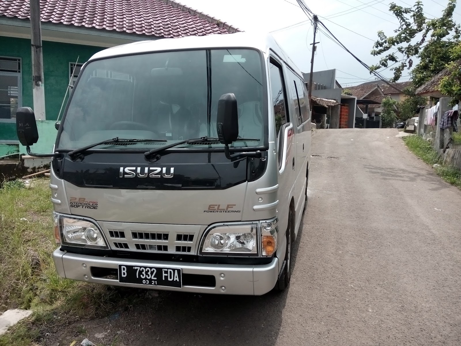 Sewa Rental mobil minibus Isuzu elf long murah di Sukabumi dan Jakarta