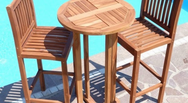 Table made of wood – set design and classic!