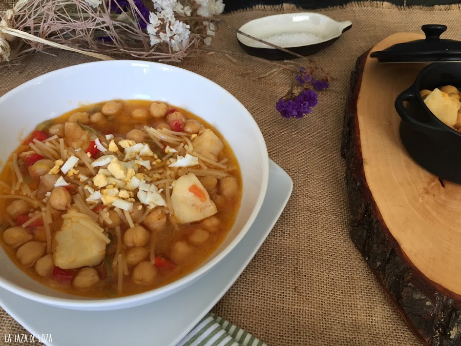 plato-completo-con-garbanzos-bacalao-huevo-duro-y-fideos