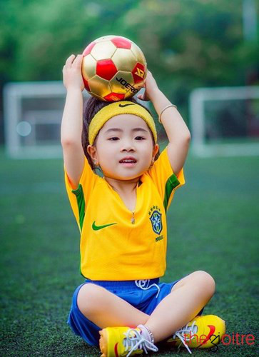 Co be San San dang yeu trong trang phuc cau thu Brazil - Anh 8