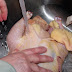ΤΕΡΑΣΤΙΑ Η ΕΠΙΚΙΝΔΥΝΟΤΗΤΑ! Δείτε γιατί δεν πρέπει να πλένετε το κοτόπουλο πριν το μαγειρέψετε !!!