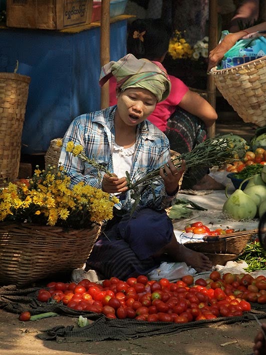 Flower lady - Mani Sithu market, Nyaung-U, Bagan