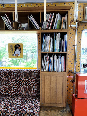 和歌山電鐵貴志川線『たま電車』内装・車内に設置されている本棚