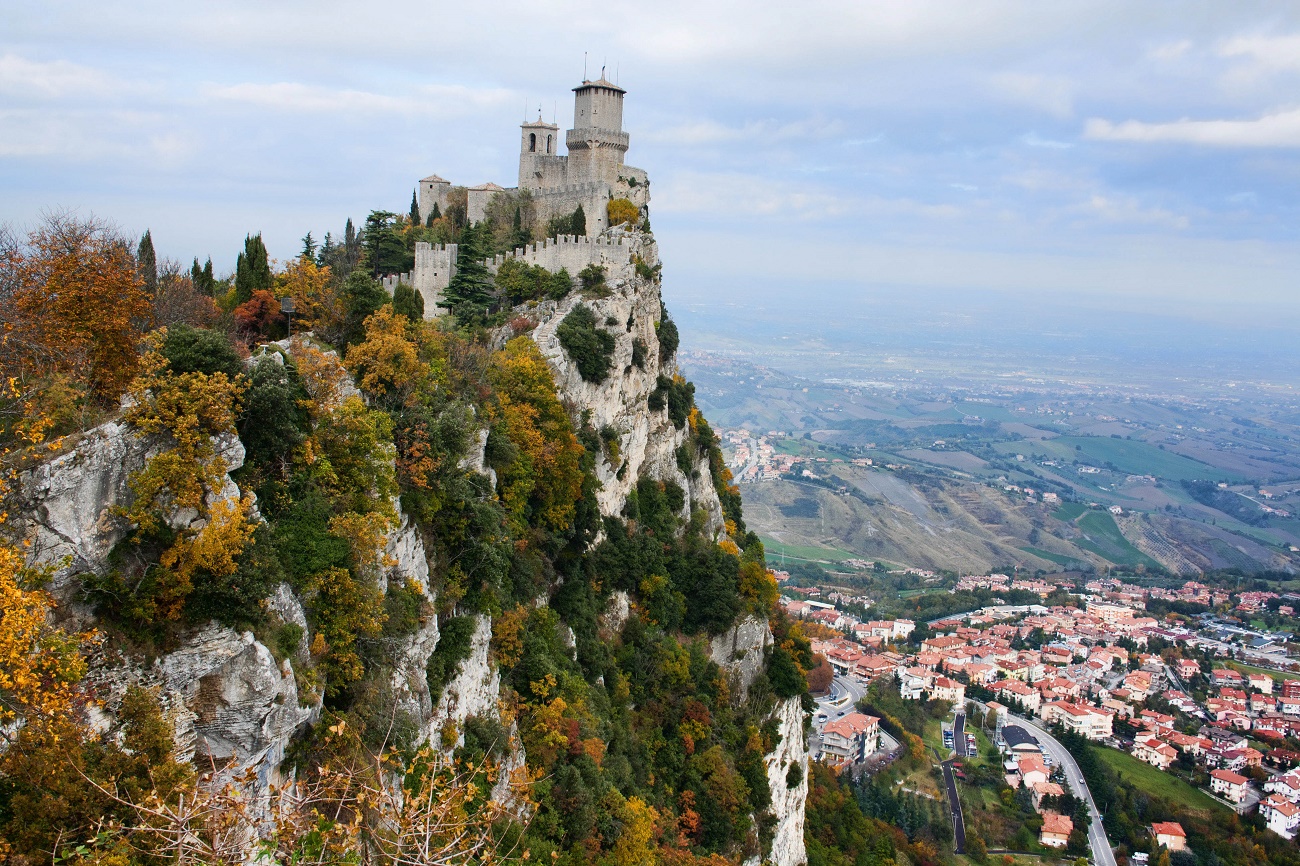 Сан марино на горе. Сан Марино Италия. Сан Марино гора Монте титано. San Marino (Сан Марино). Сан Марино архитектура.