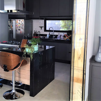 A cozinha, bem como todo o conjunto da casa, recebeu o toque personalizado do casal que encomendou o projeto, municiado por extensas referências de arquitetura de interiores e decoração *. A cozinha, bem como todo o conjunto da casa, recebeu o toque personalizado do casal que encomendou o projeto, municiado por extensas referências de arquitetura de interiores e decoração *.