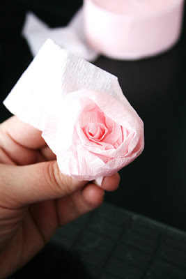 Como hacer bolas de rosas con papel Crepe como hacer rosas con papel crepe