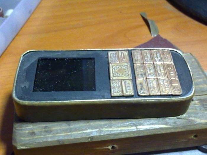 Из старого кнопочного телефона. Самоделки из телефона. Корпус для смартфона своими руками. Как сделать свой телефон старым. Как сделать свой телефон старым.