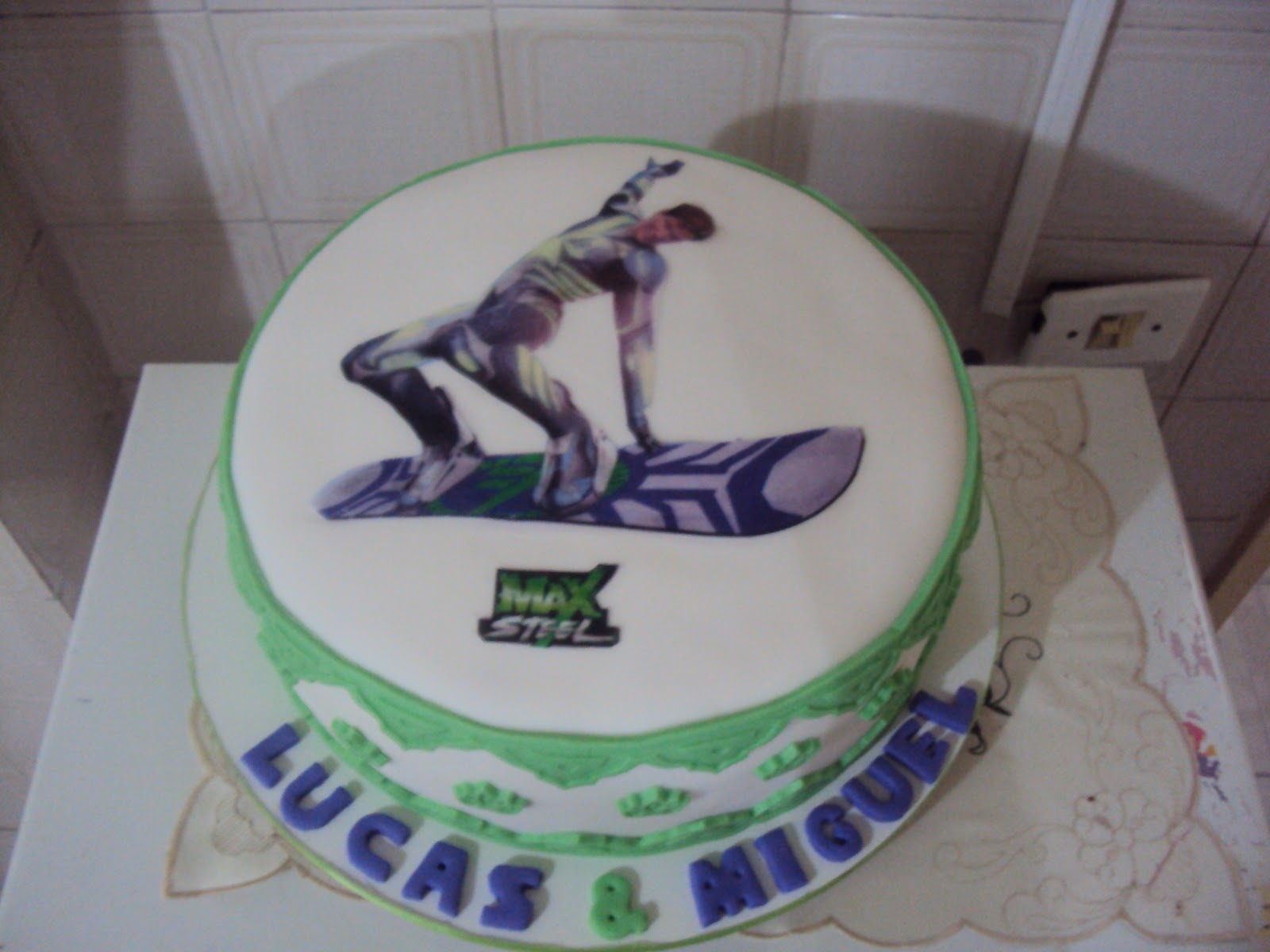 KJ Cake Designer: BOLO COM PAPEL DE ARROZ DO MAX STEEL