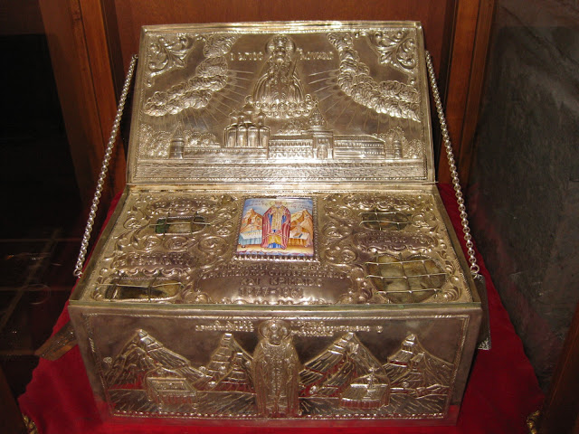 Η λειψανοθήκη με λείψανα του Αγίου Λουκά Συμφερουπόλεως.