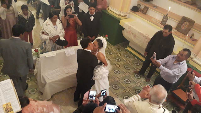 Der Brautkuss war recht “gelungen”, was der Bräutigam damit kommentierte, dass sie eben schon 20 Jahre in “wilder Ehe” zusammenlebten