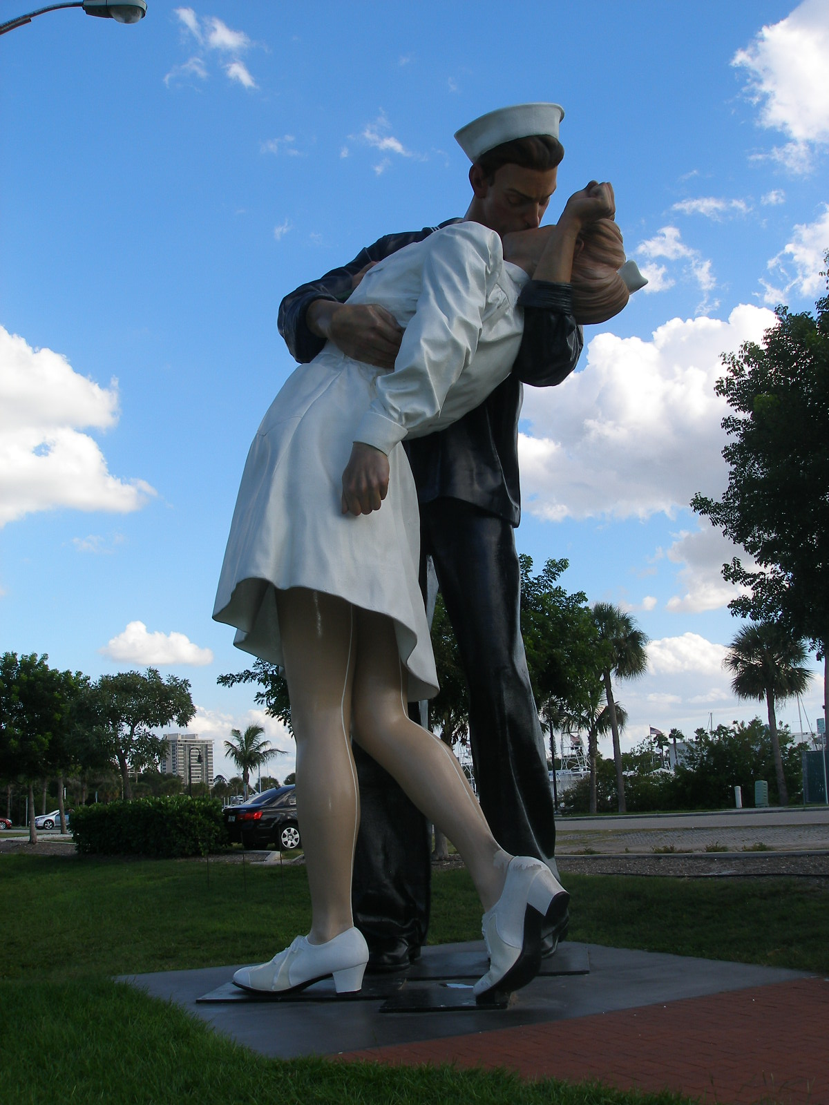JSH's Visual Slushpile Giant Statue of Times Square Kiss