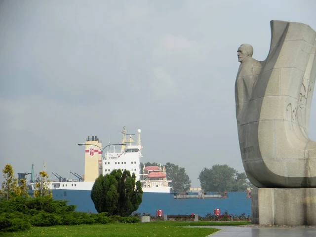What to see in Tricity Poland: The statue of Joseph Conrad in Gdynia City