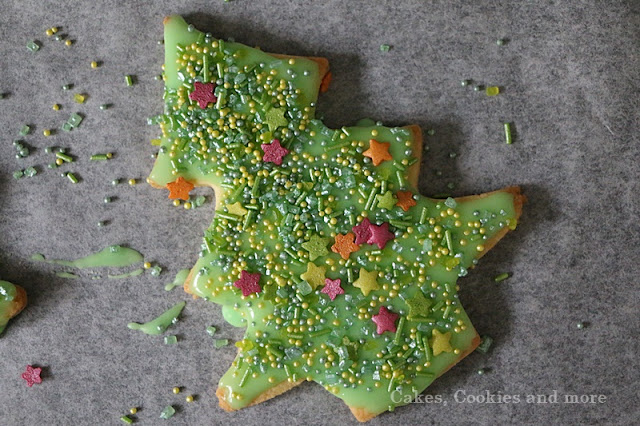 Zitronen Butter Tannen Guetzli mit Zuckerdekor