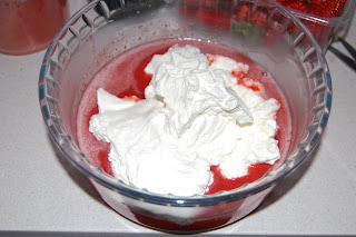 Tarta de fresones con nata y cava.