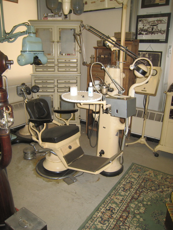 Ajuda Antiga Da Cirurgia Da Odontologia Dos Instrumentos Médicos Em Uma  Tabela De Madeira Foto de Stock - Imagem de antigo, dentista: 98248864