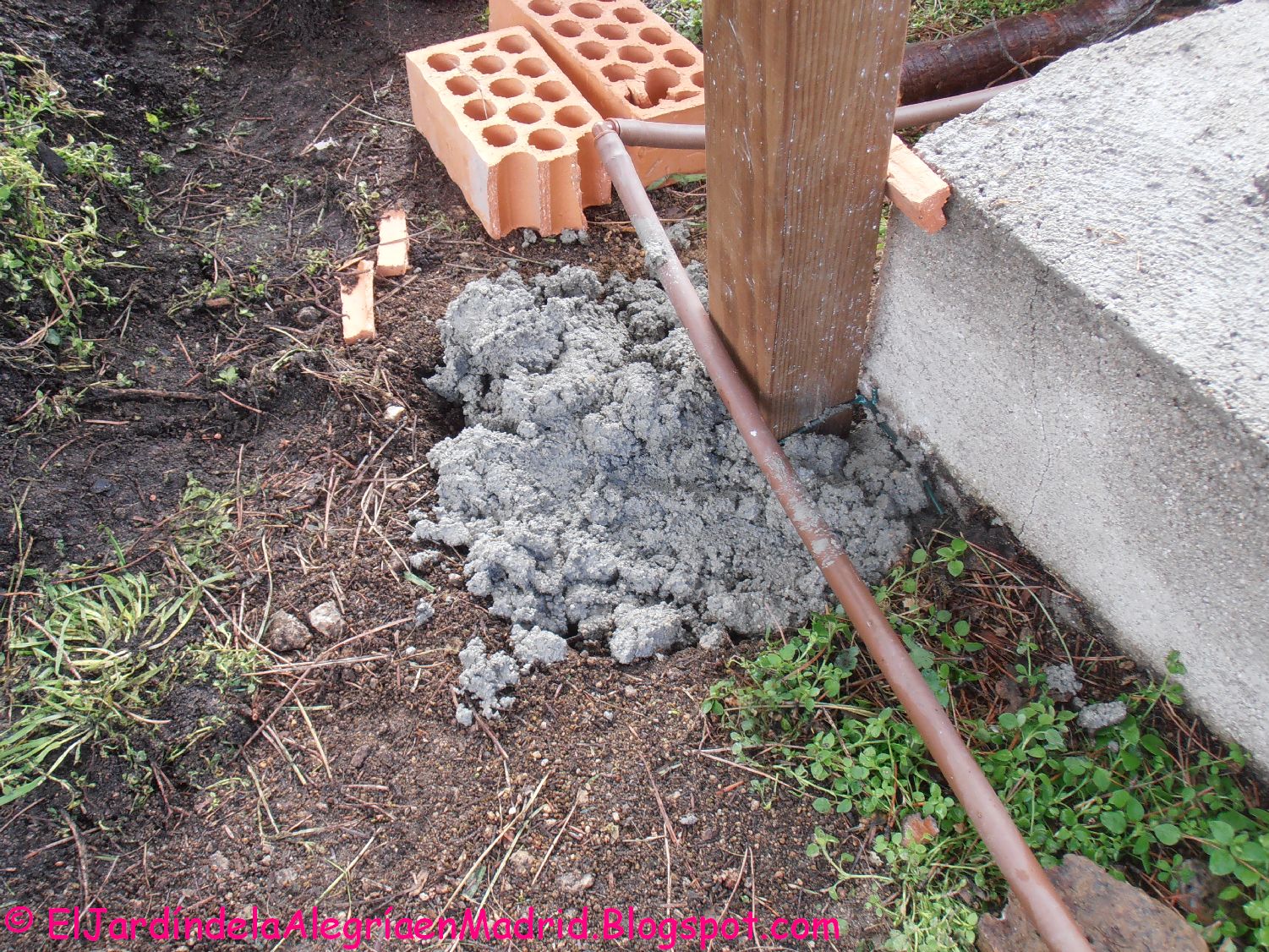 El jardín de la alegría : Instalación de una valla de madera en el