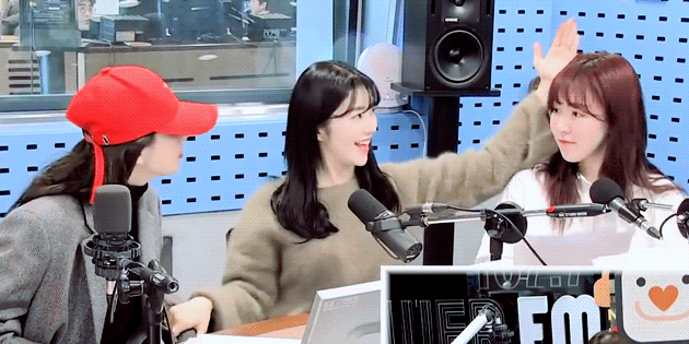 슬기의 고치지 못한 버릇 제지하는 아이린 (ft. 반전).gif | 인스티즈