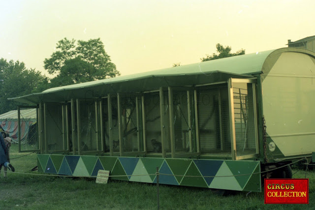 Roulotte cage vitrée des singes 