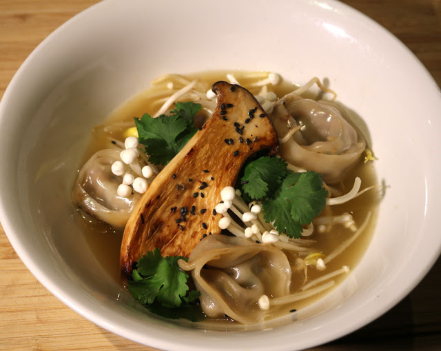 Recette de Raviolis au porc soja et champignons, bouillon clair