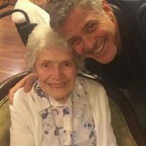 George Clooney visita a una anciana fan por su cumpleaños
