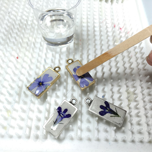How to Make Real Pressed Flower Resin Clay Earrings / The Beading Gem